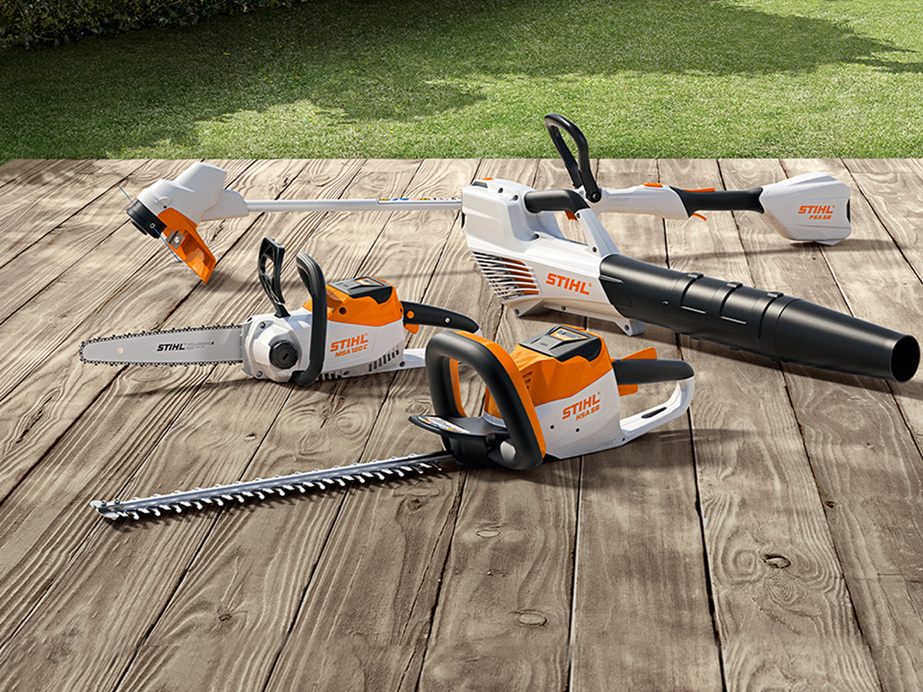 Motosierra de batería STIHL MSA 120 C, cortabordes de batería FSA 57, cortasetos de batería HSA 56, soplador de batería BGA 56 en terraza de madera
