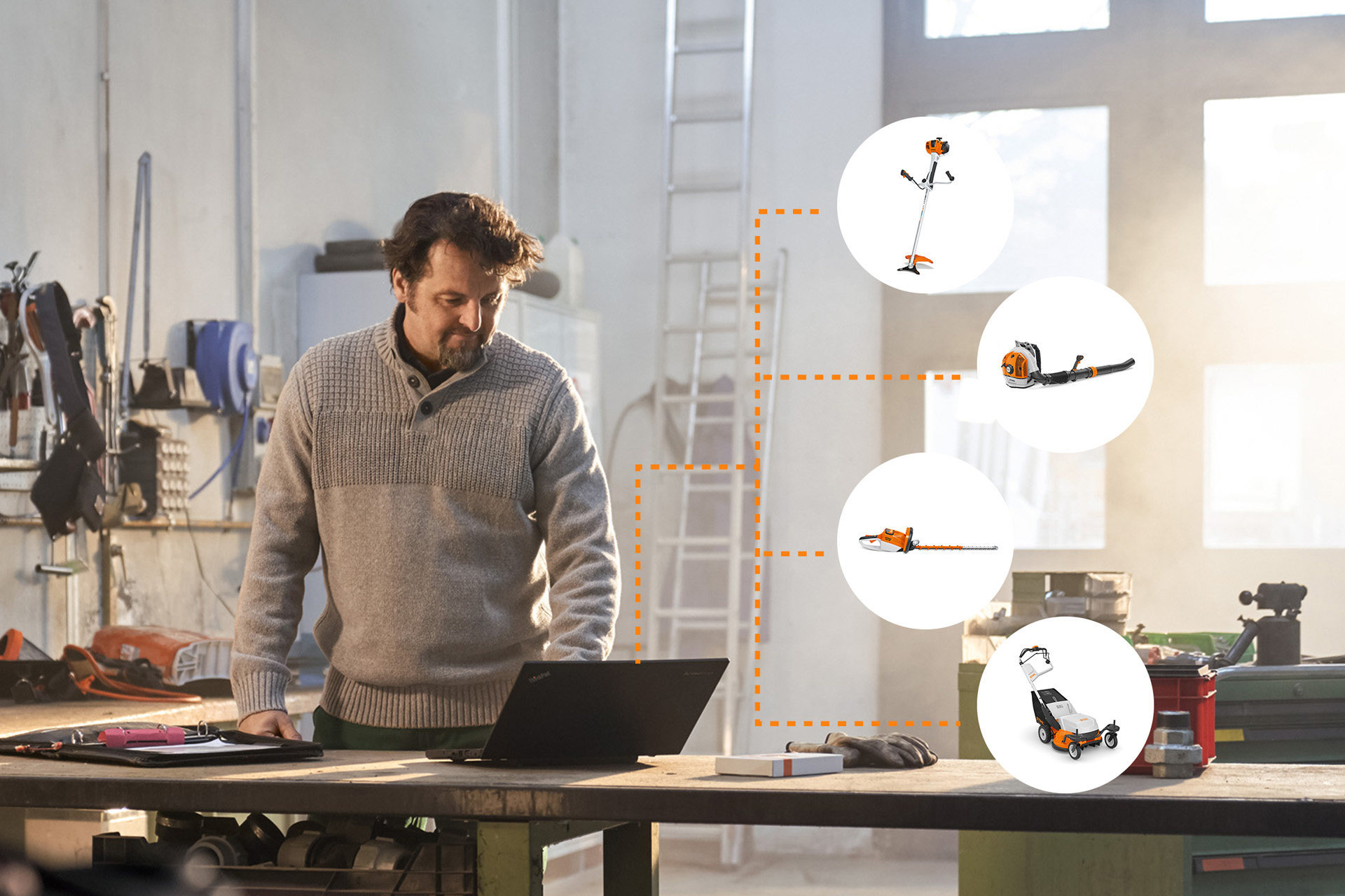 Un hombre frente al ordenador; los iconos con los productos STIHL simbolizan la gestión de máquinas de STIHL Connected