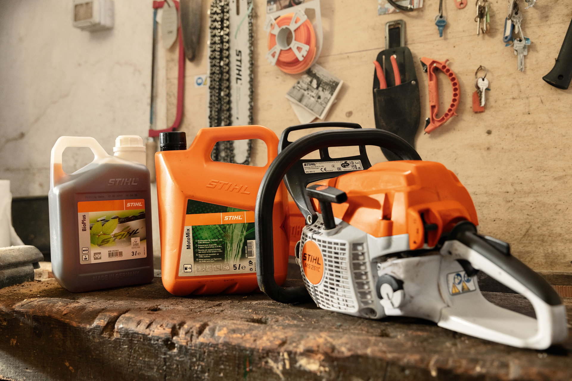 En la imagen se aprecia el tapón de la motosierra STIHL MS 261 C-BE para el depósito de combustible que se abre o cierra sin necesidad de herramientas.