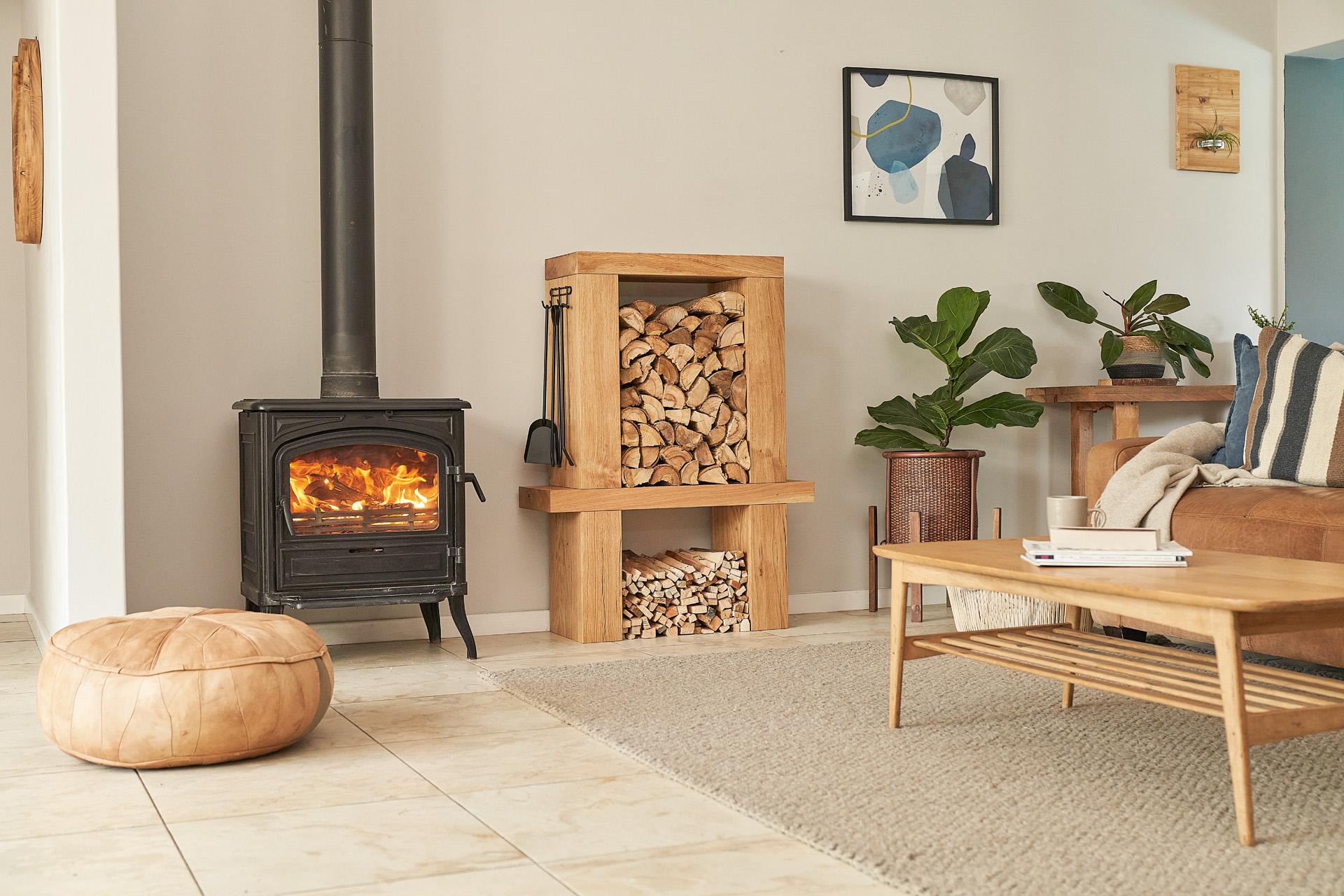 Interior amueblado con chimenea y leñero de interior