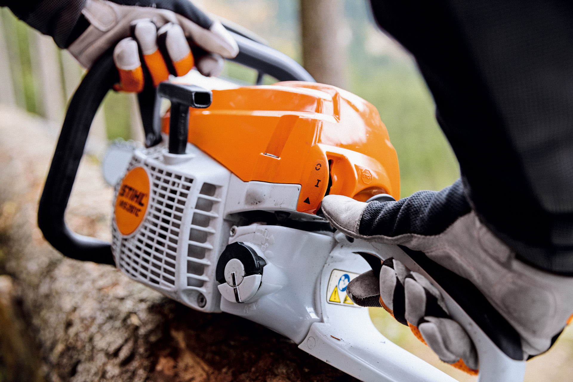 Primer plano del proceso de arranque de una motosierra STIHL MS 261 C-M; motosierra STIHL de arranque fácil.