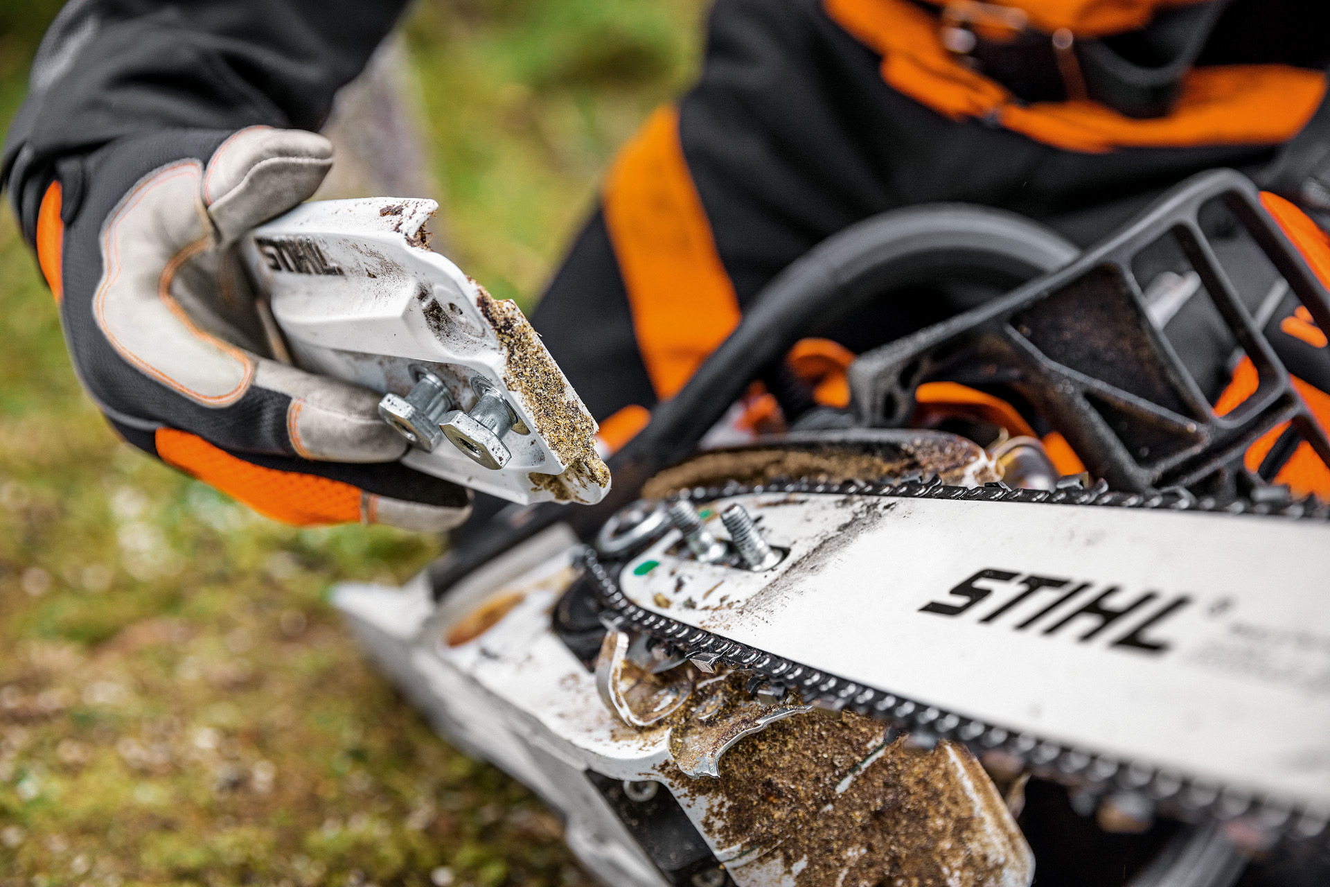 Primer plano de la cubierta del piñón cadena retirado de una motosierra de gasolina STIHL MS 261 C-M