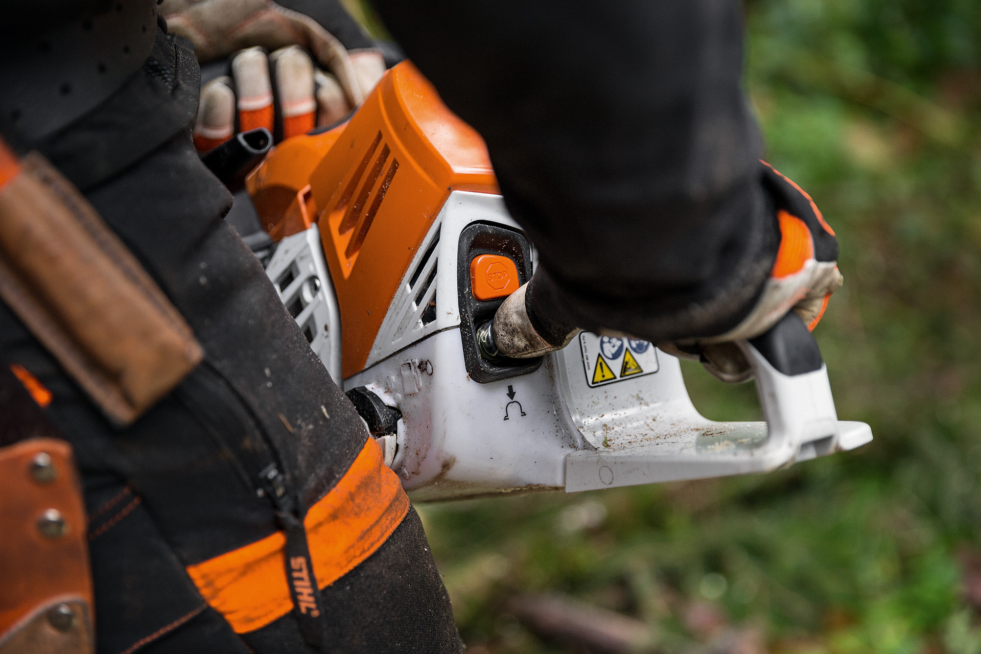 Primer plano del accionamiento manual de la motosierra con inyección de combustible STIHL MS500i