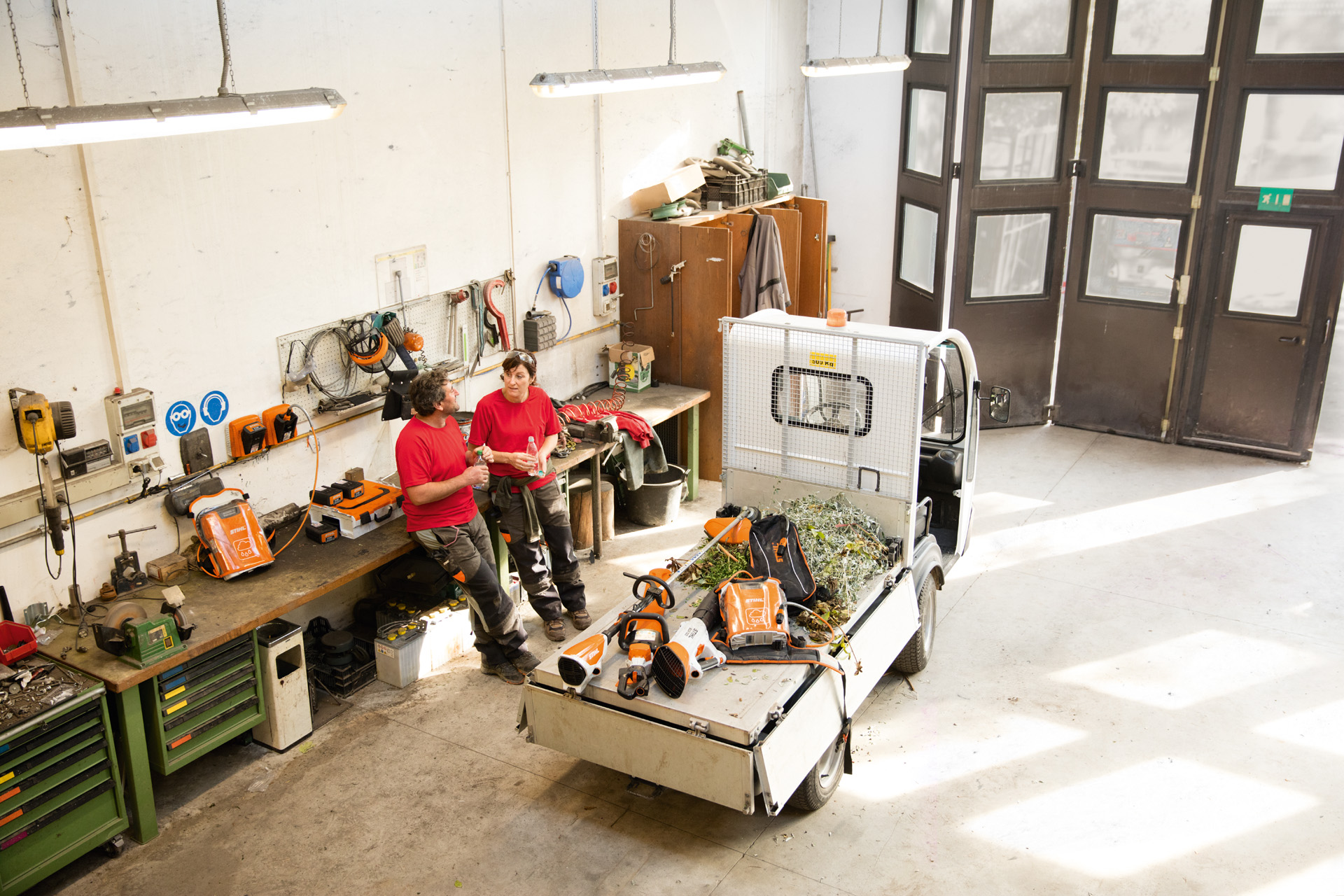 Productos de batería STIHL en un vehículo de transporte.
