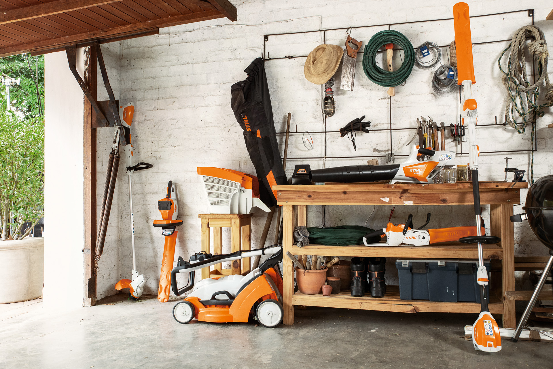 Un cortabordes de batería STIHL FSA 56 y un cortasetos de batería HSA 56, con un cortacésped de batería RMA 339 al lado