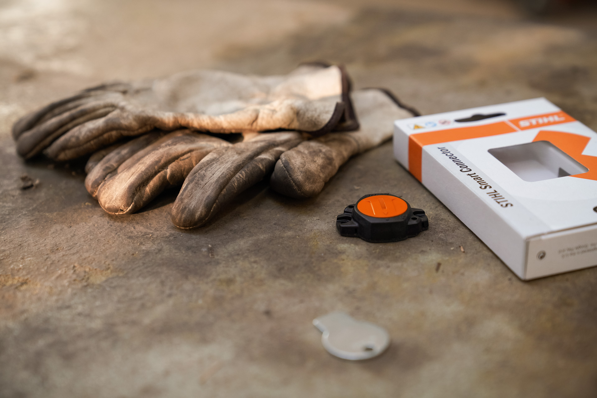 Un STIHL Smart Connector junto a su caja.