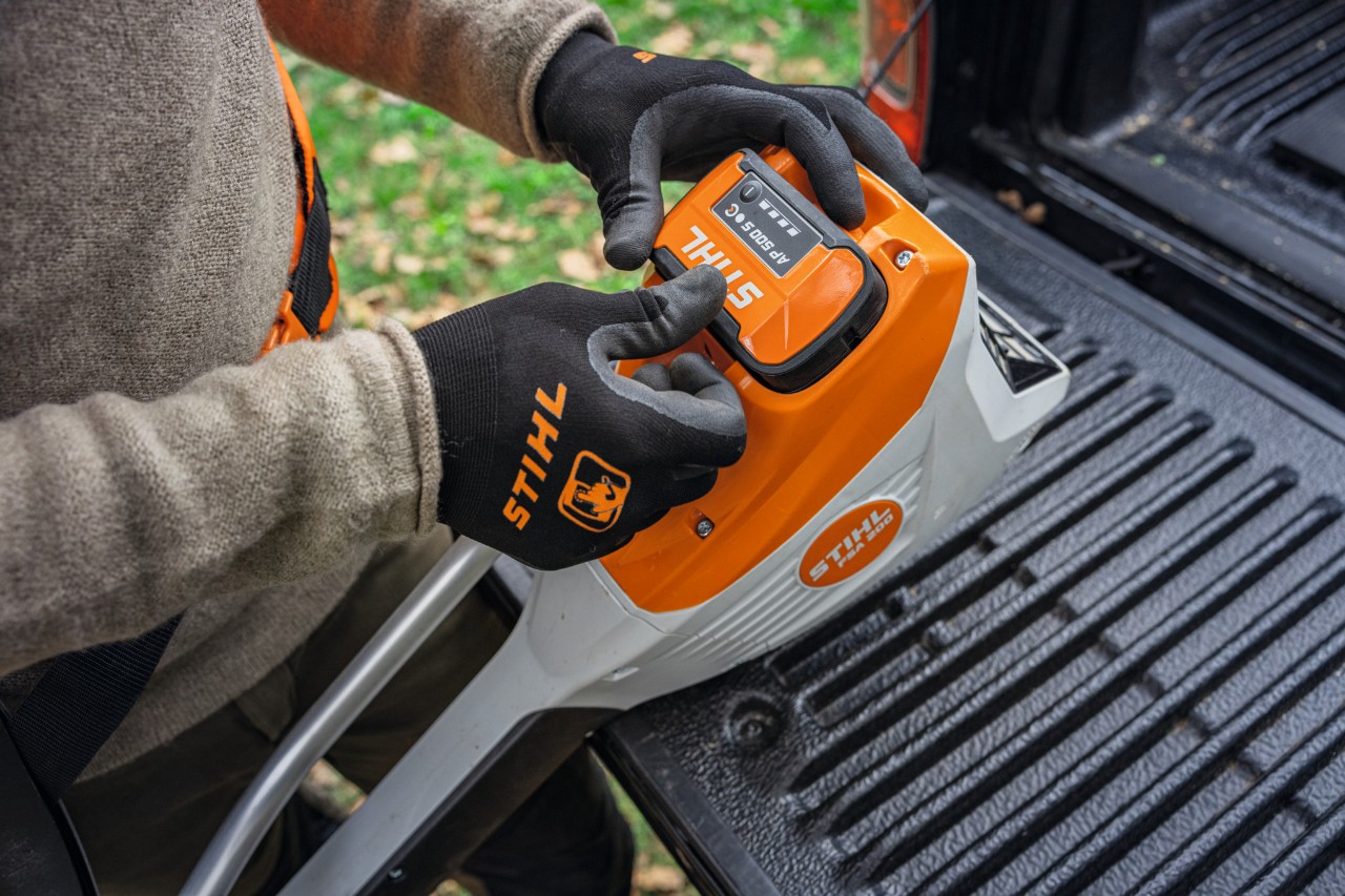 Introducir una STIHL AP 500 S Pila en una máquina