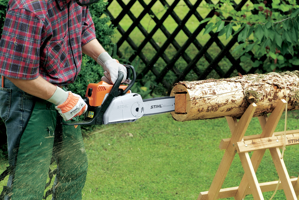 Corte de las paredes de la cámara interior con una motosierra STIHL para construir una casa de pájaros.