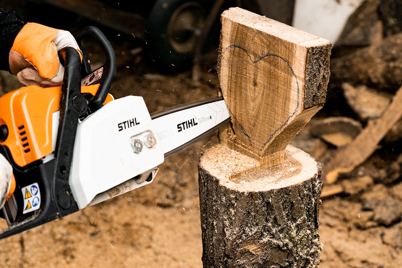 Cómo tallar un corazón de madera para decorar: un corazón tallado sobre madera con una motosierra de gasolina STIHL MS 170