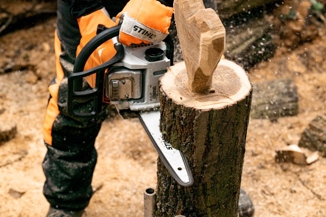 Cómo tallar un corazón de madera para decorar: separación del adorno de corazón del resto del tronco con una motosierra de gasolina STIHL MS 170