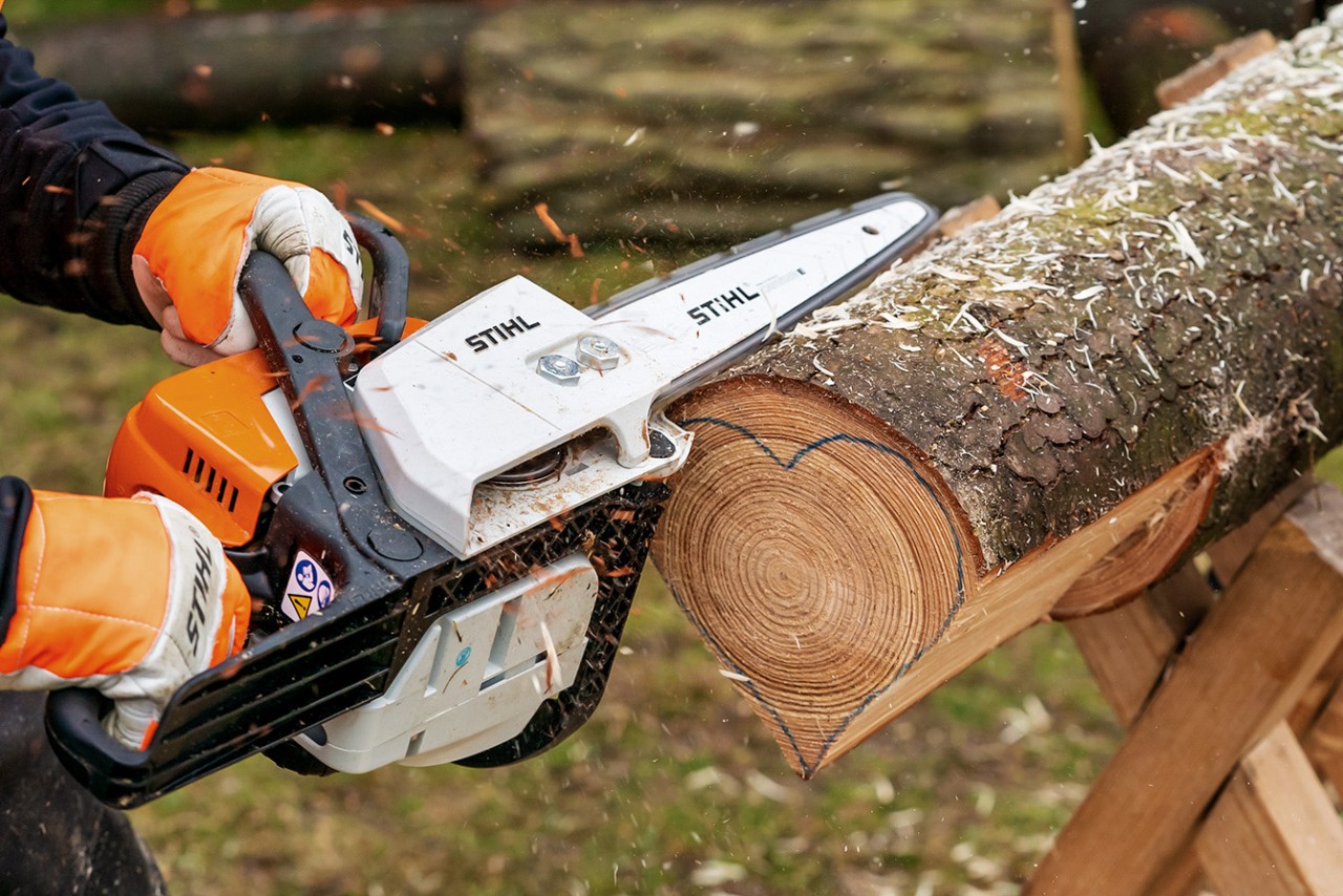 Cortar rodajas de un corazón plano a partir de un tronco: tallado de un corazón en madera con una motosierra de gasolina STIHL MS 170