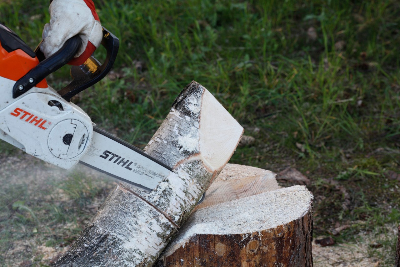 Crea tus velas de madera: una motosierra STIHL MSA 140 C tallando la forma de una llama en un tronco