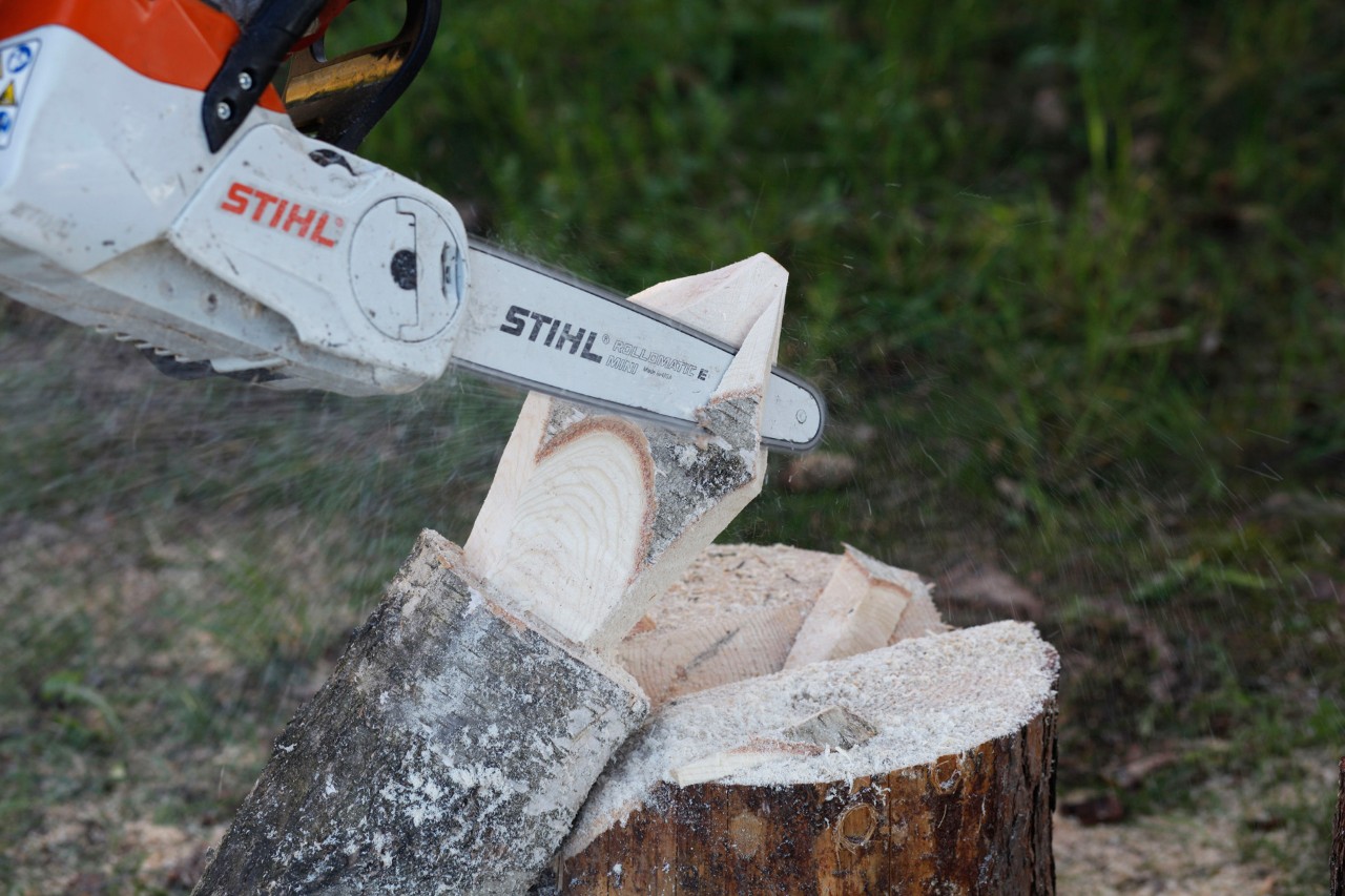 Crea tus velas de madera: una motosierra de batería STIHL MSA 140 C tallando detalles a una llama de madera en un tronco