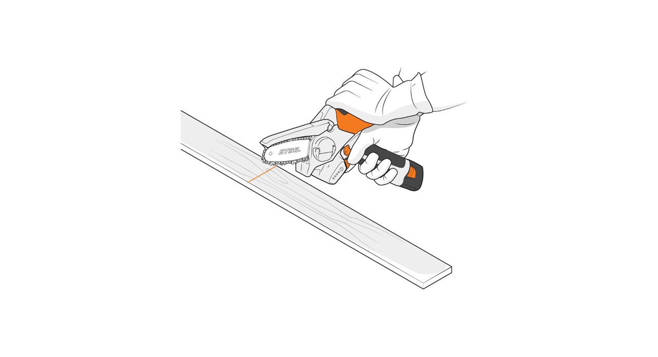 Alguien corta una tablón con la minisierra STIHL GTA 26 