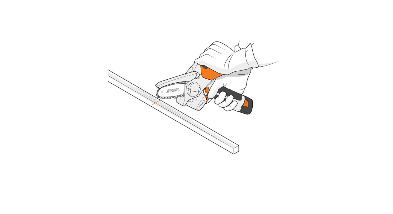 Alguien corta un trozo de madera escuadrada con la minisierra STIHL GTA 26 