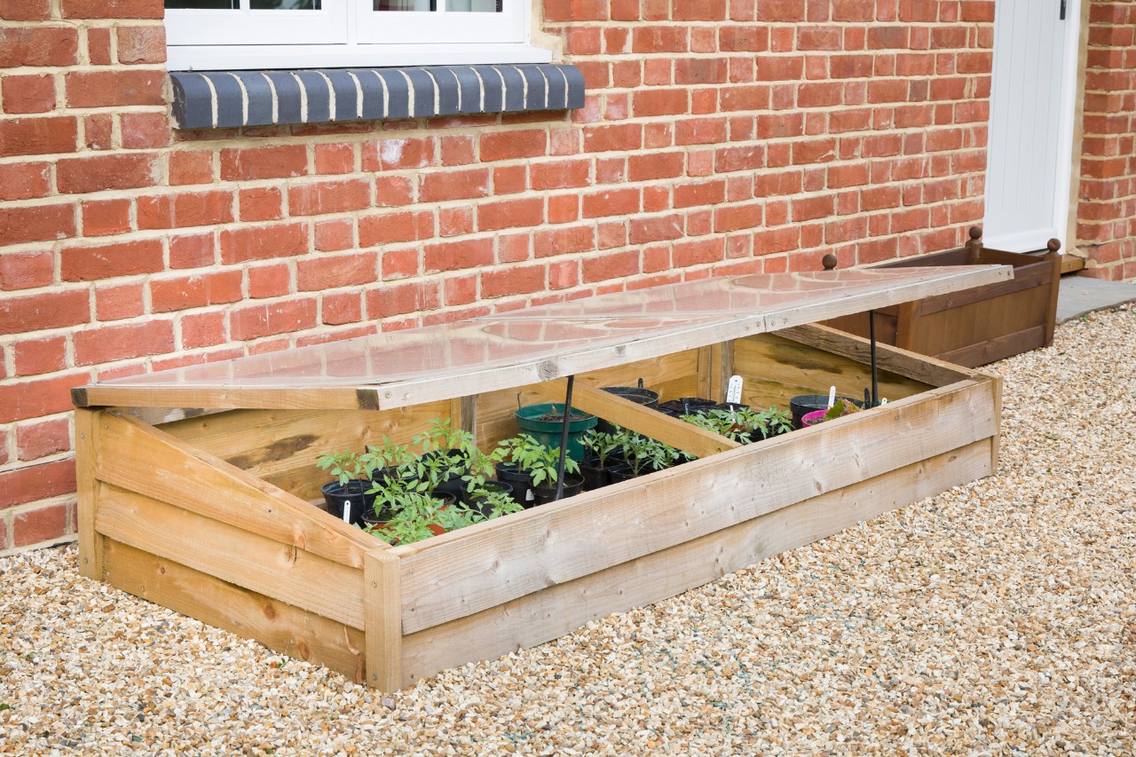 Cama caliente de madera con plantas