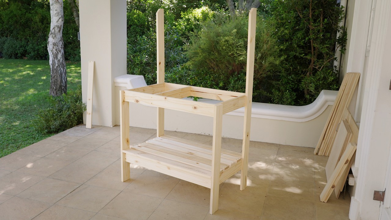 Mesa de jardinería en un porche con listones de suelo recién atornillados