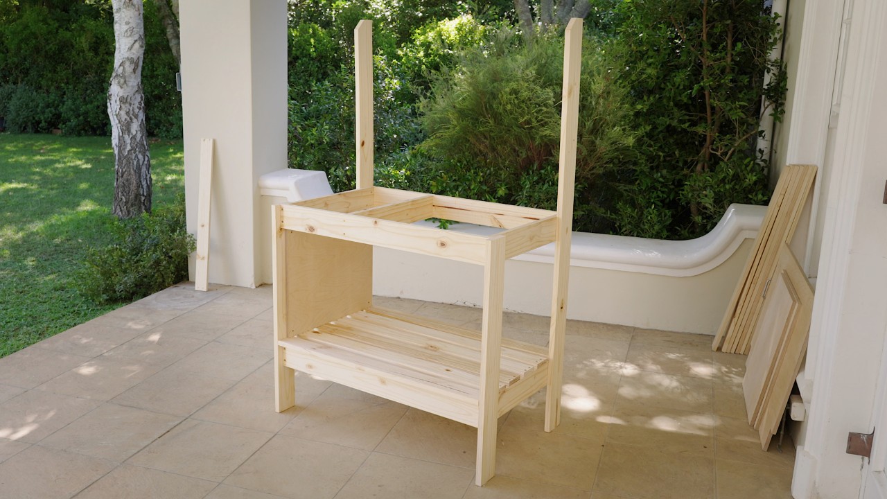 Mesa de jardinería con la pared lateral izquierda recién fijada