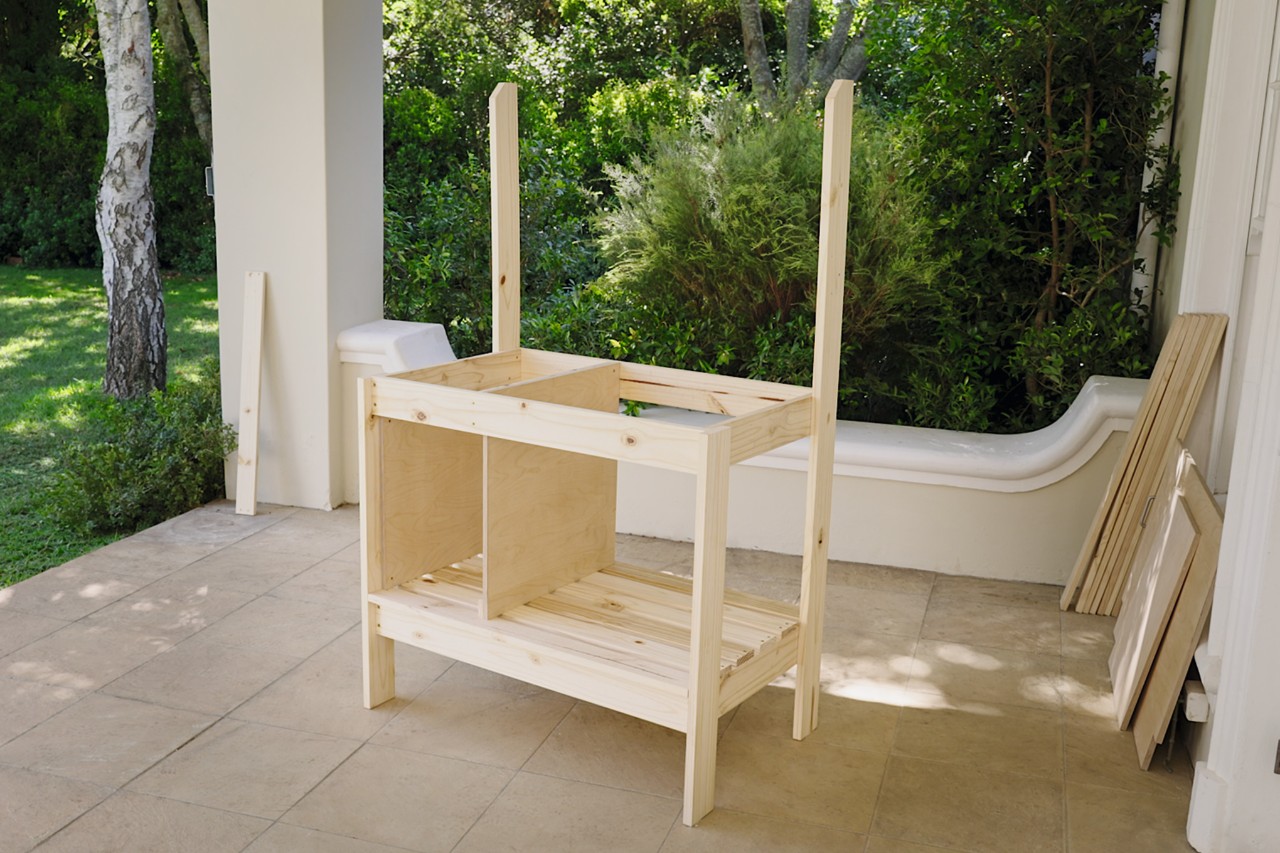 Mesa de jardinería con una segunda pared lateral atornillada