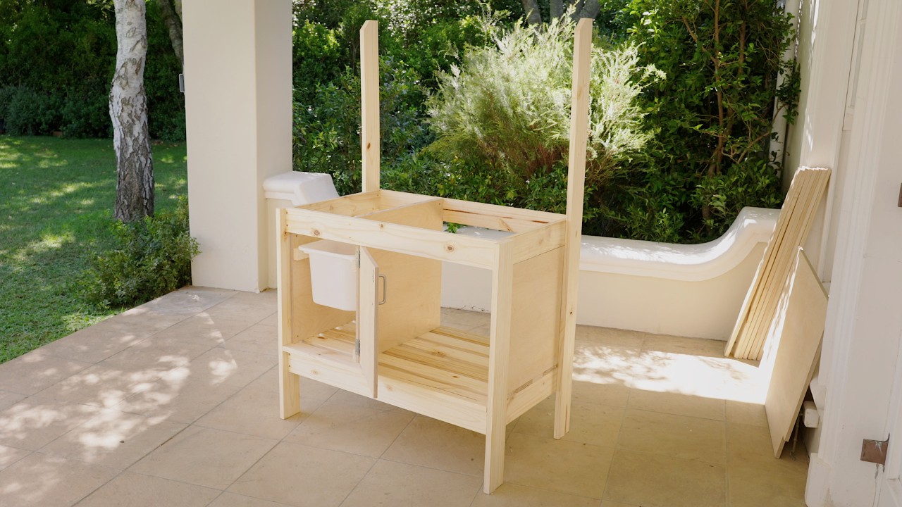 Mesa de jardinería con cesto de residuos recién colocado