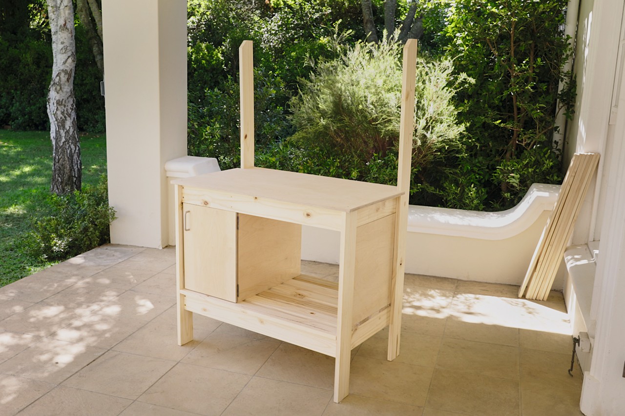 Mesa de jardinería con puerta y encimera recién instaladas