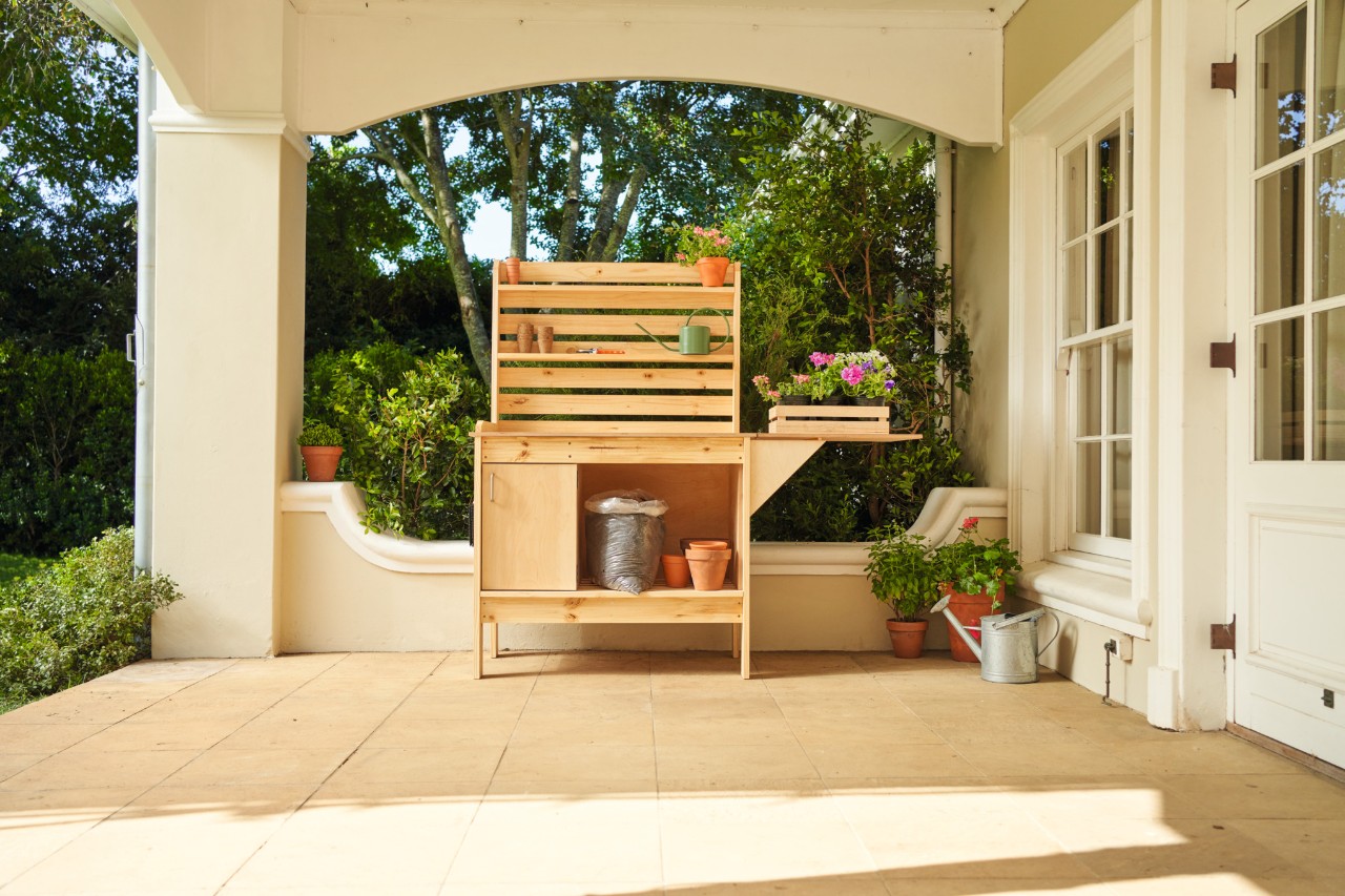 Una mesa de jardinería de construcción propia en un patio 
