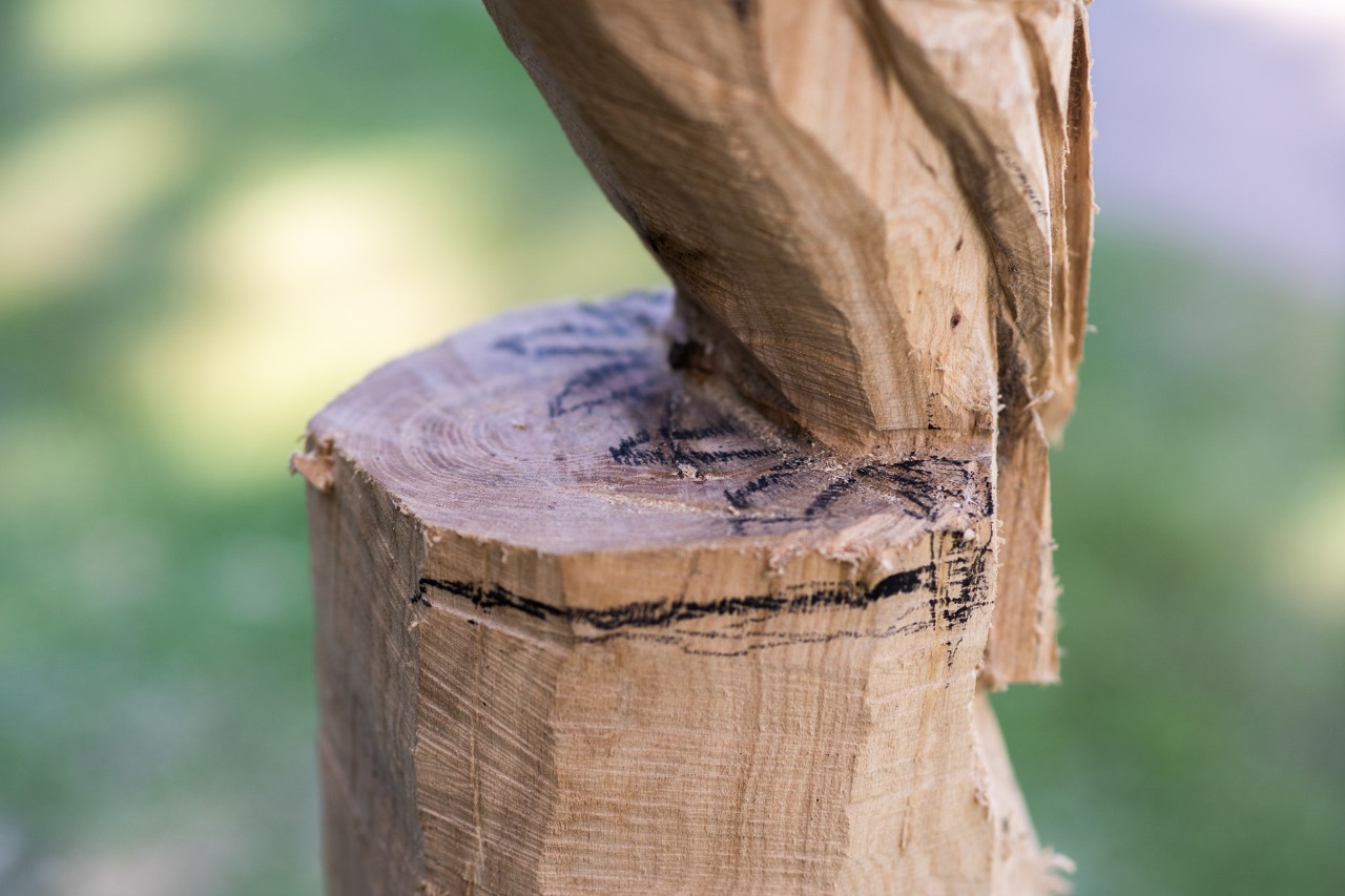 Cómo hacer un búho tallado en madera: primer plano de la base, con las garras marcadas.