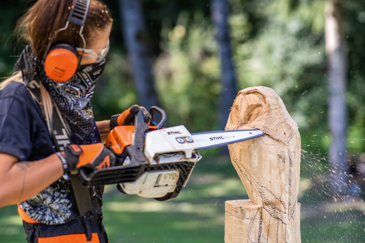 Cómo hacer un búho tallado en madera: definiendo las alas con una motosierra STIHL con espada carving.