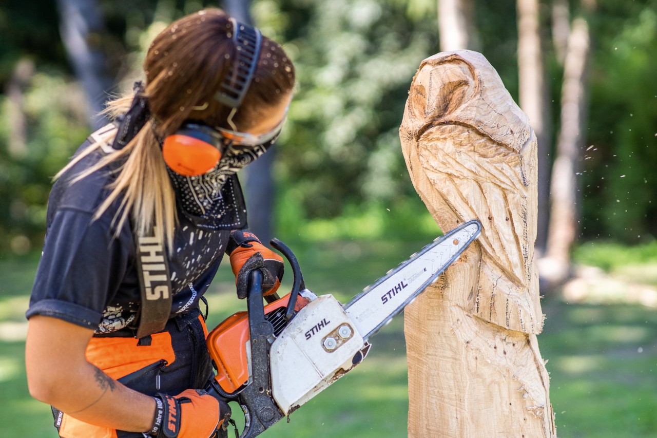 Cómo hacer un búho tallado en madera: definición de las plumas de las alas con una motosierra STIHL con espada carving.