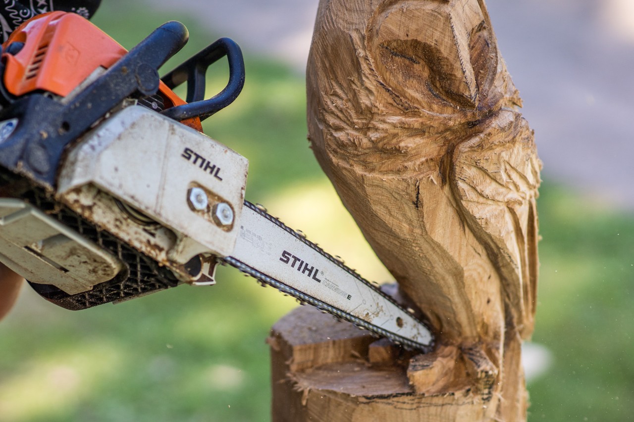 Últimos pasos para conseguir un búho de madera tallado: una motosierra STIHL con espada carving se utiliza para tallar las garras.