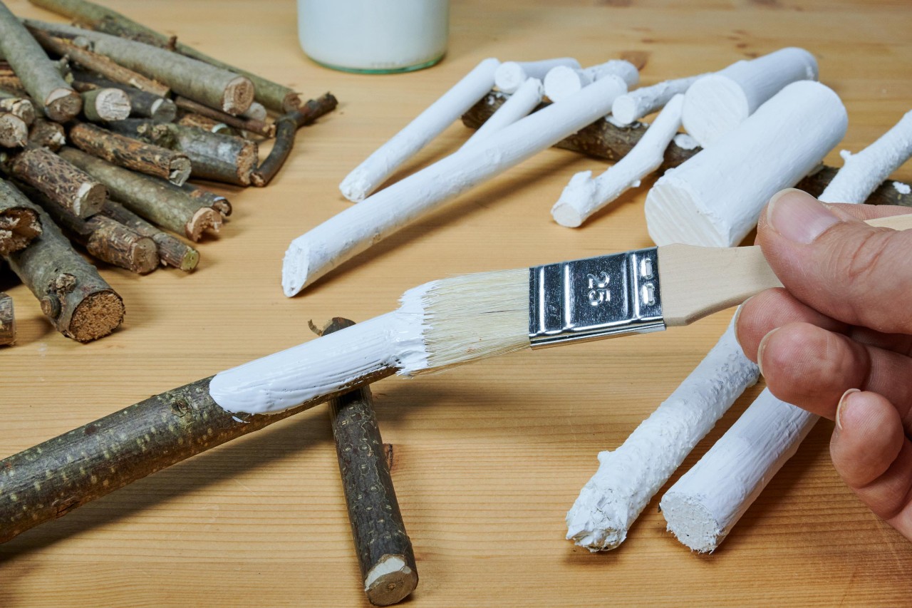 Crea tus coronas de Adviento de madera: ramas pintadas de blanco 