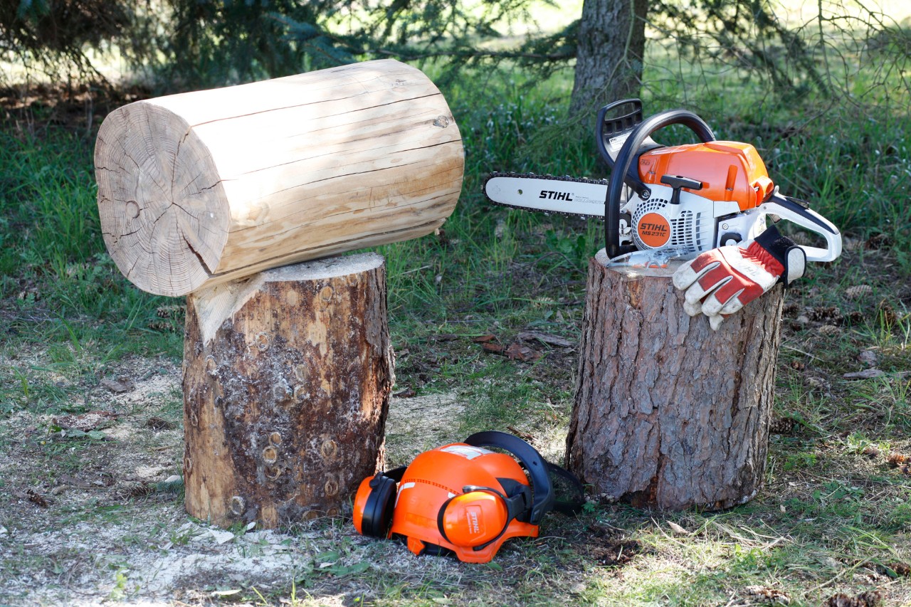 Tronco de madera para taburete, motosierra de gasolina STIHL MS 231 C, guantes, casco y kit de protección auditiva