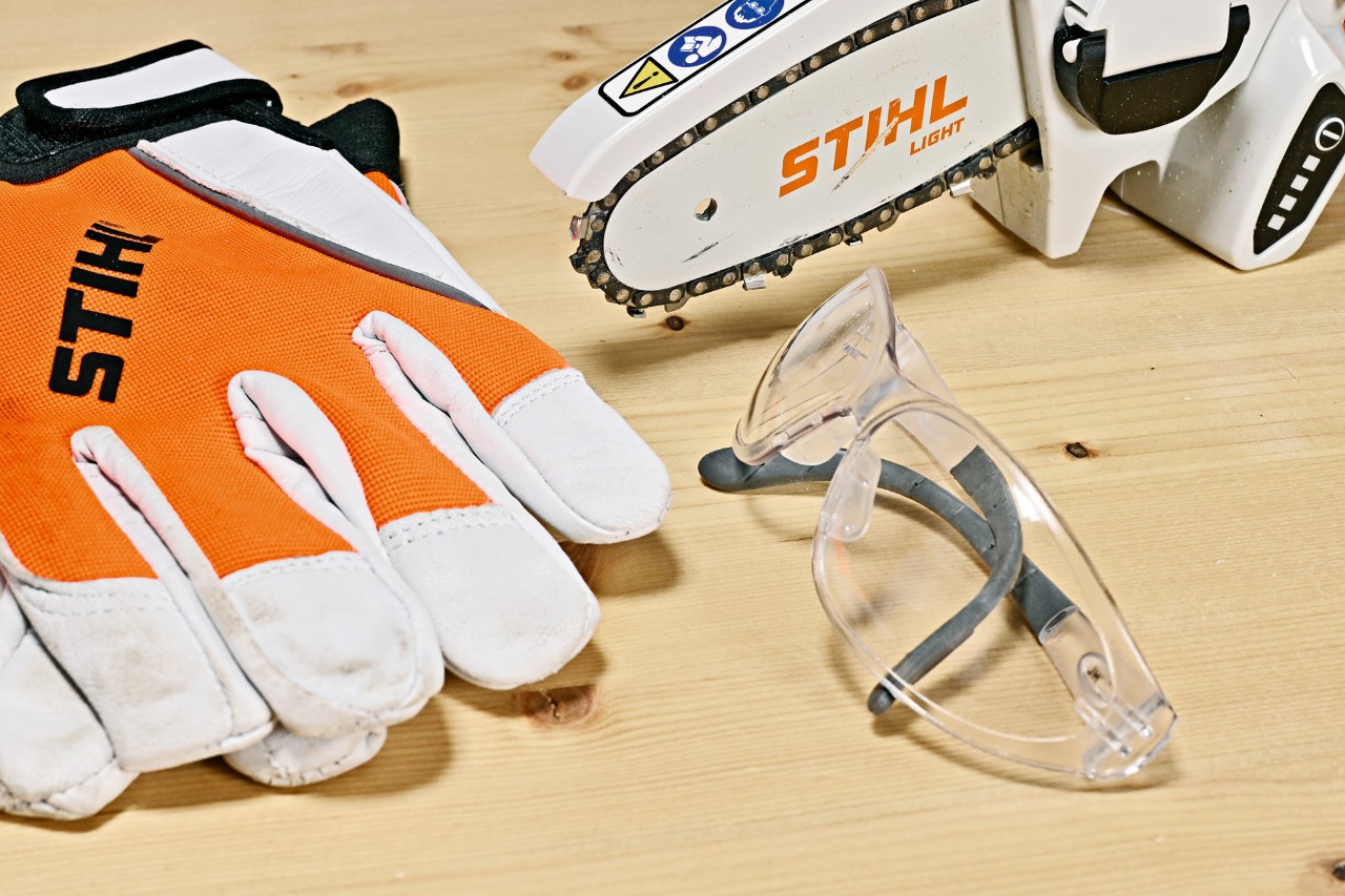 Gafas de seguridad, guantes y minisierra de batería STIHL GTA 26
