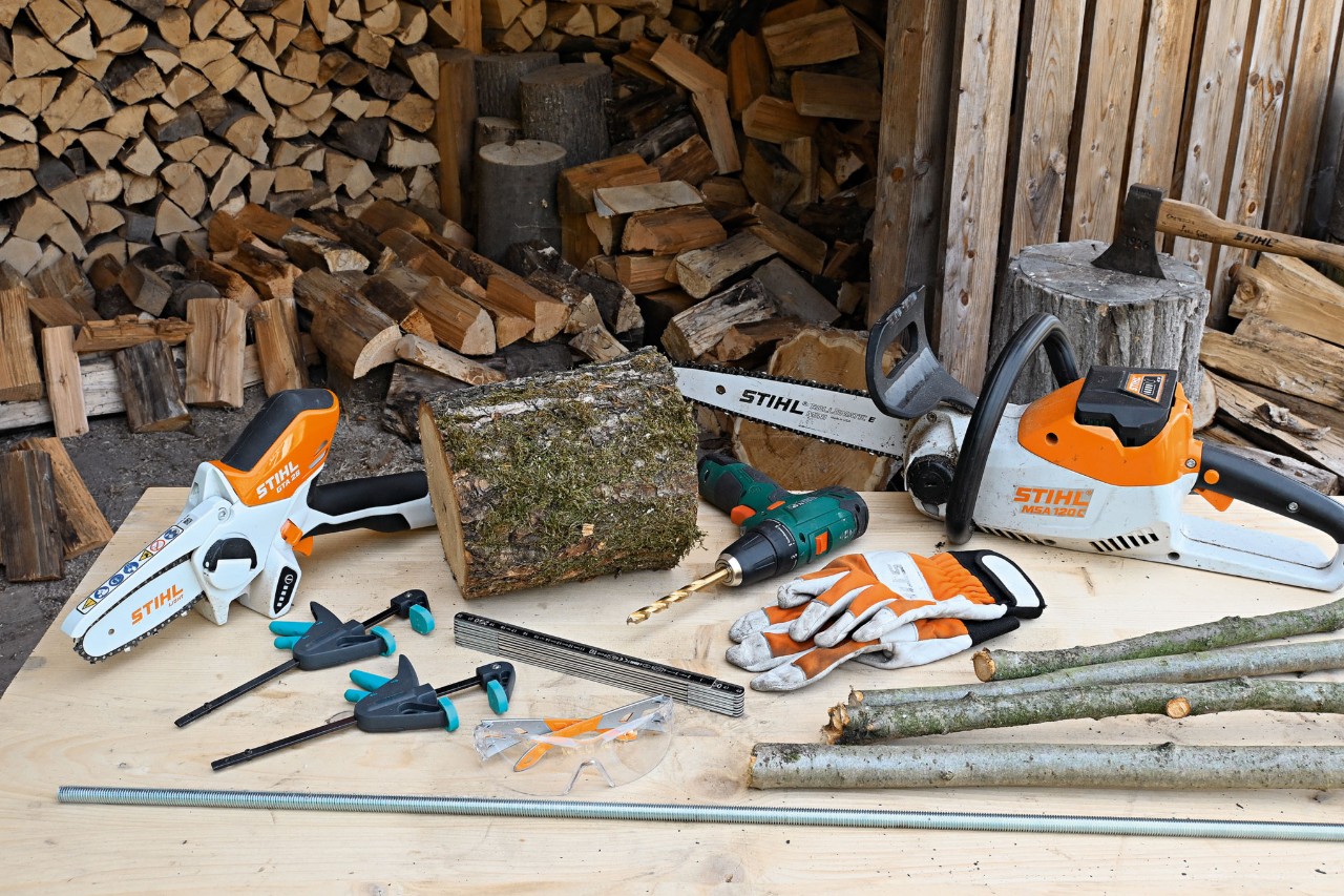 Herramientas para construir tu propio árbol de Navidad de madera, como la motosierra STIHL MSA 120 