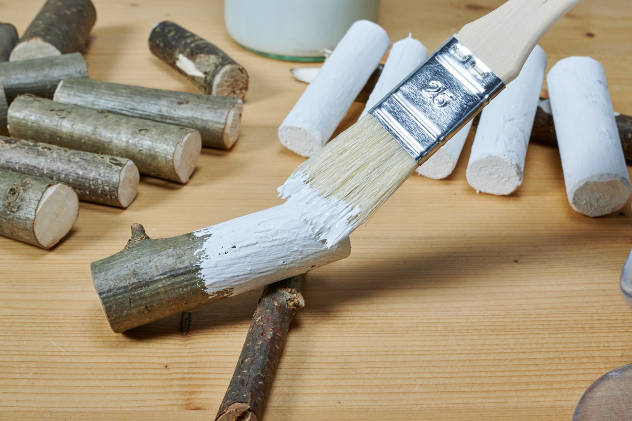Crear un corazón con ramas secas: piezas de madera pintadas de blanco. 