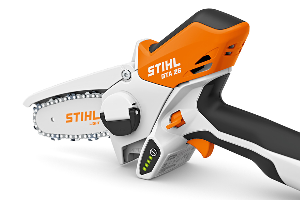 Minisierra de batería STIHL GTA 26 apta para cortar ramitas y hacer un corazón de ramas.