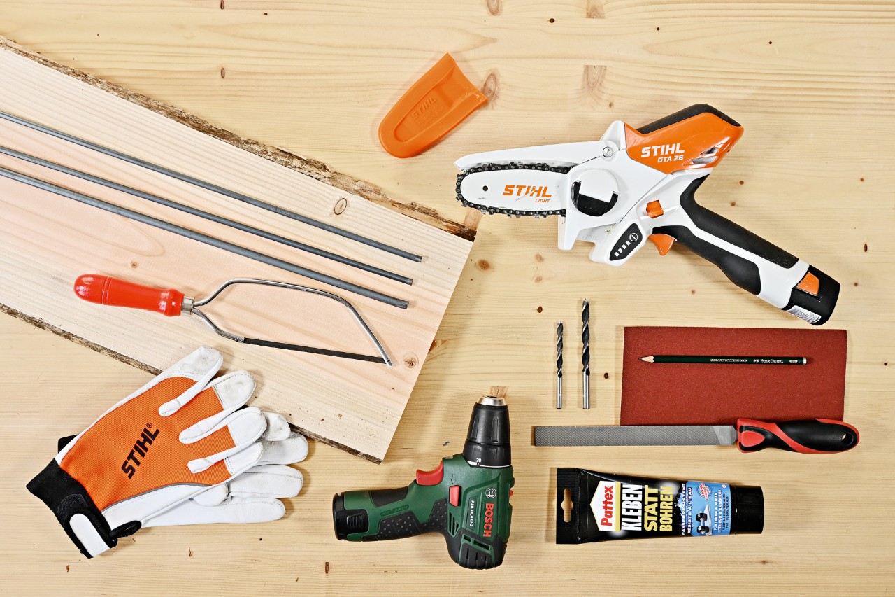 Cómo hacer una mesa auxiliar: minisierra de jardín de batería STIHL GTA 26, guantes y destornillador de batería.
