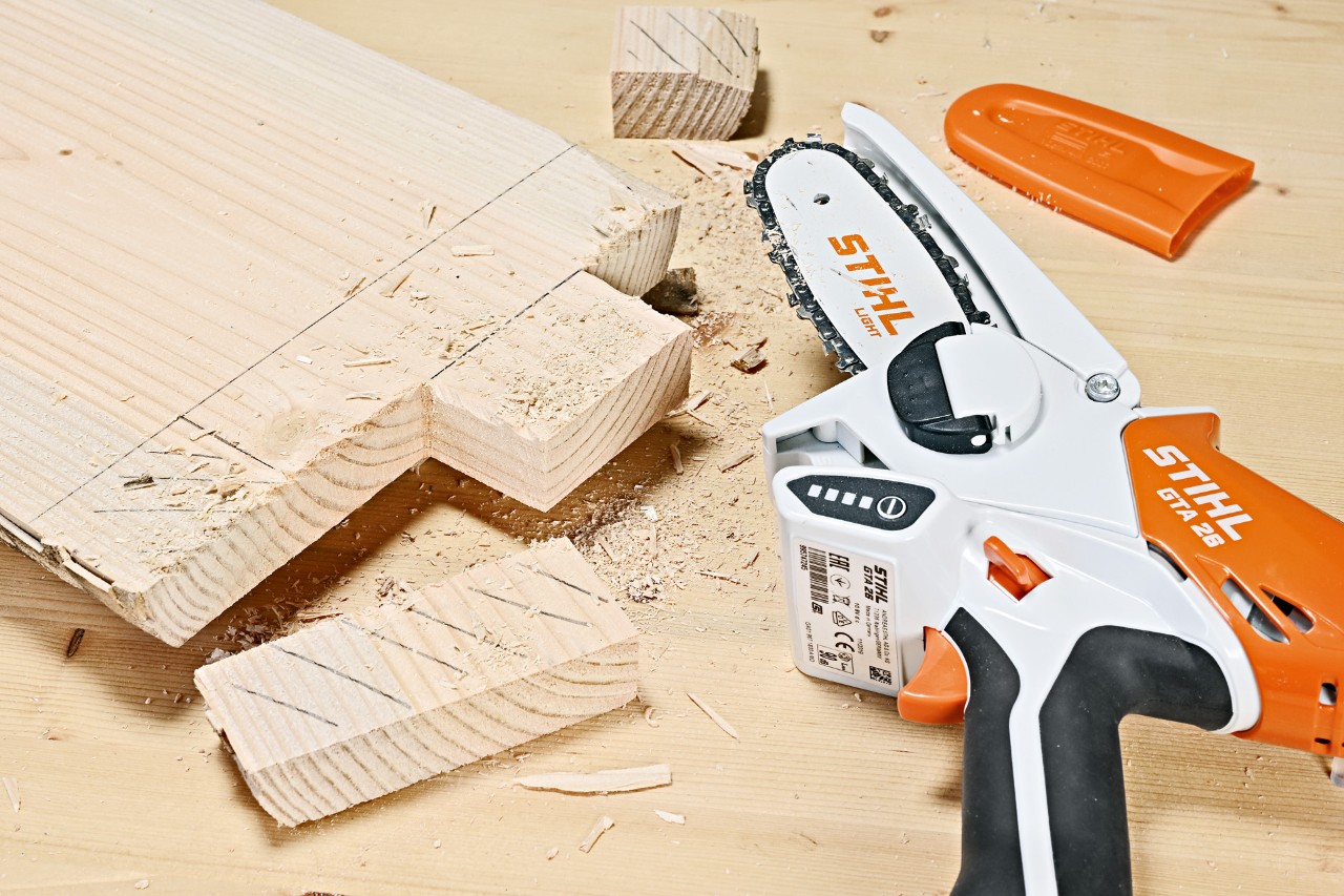 Crea tu propia mesa auxiliar: secciones del tablero de madera recortadas con una minisierra de batería STIHL GTA 26.
