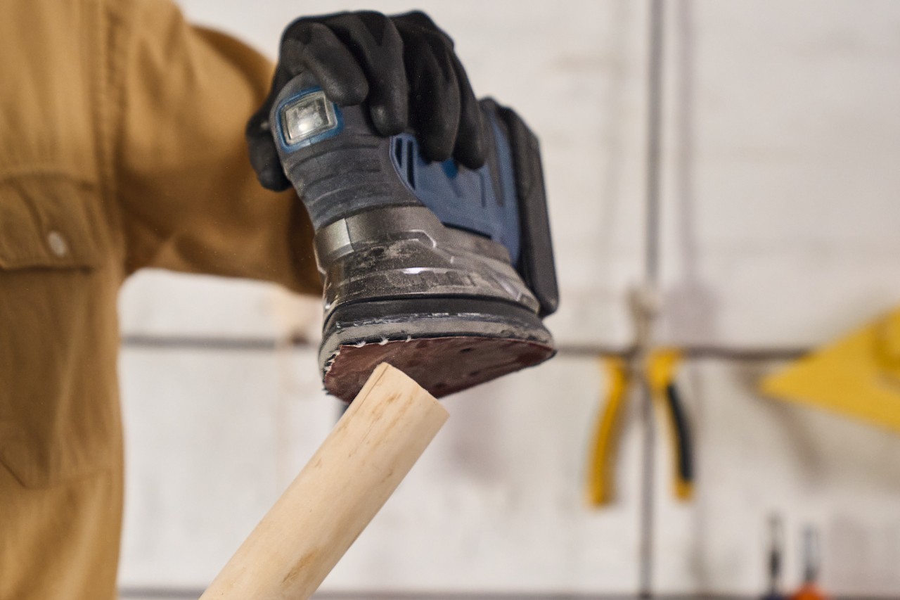 Se lijan los bordes cortados de las maderas para el perchero de construcción propia