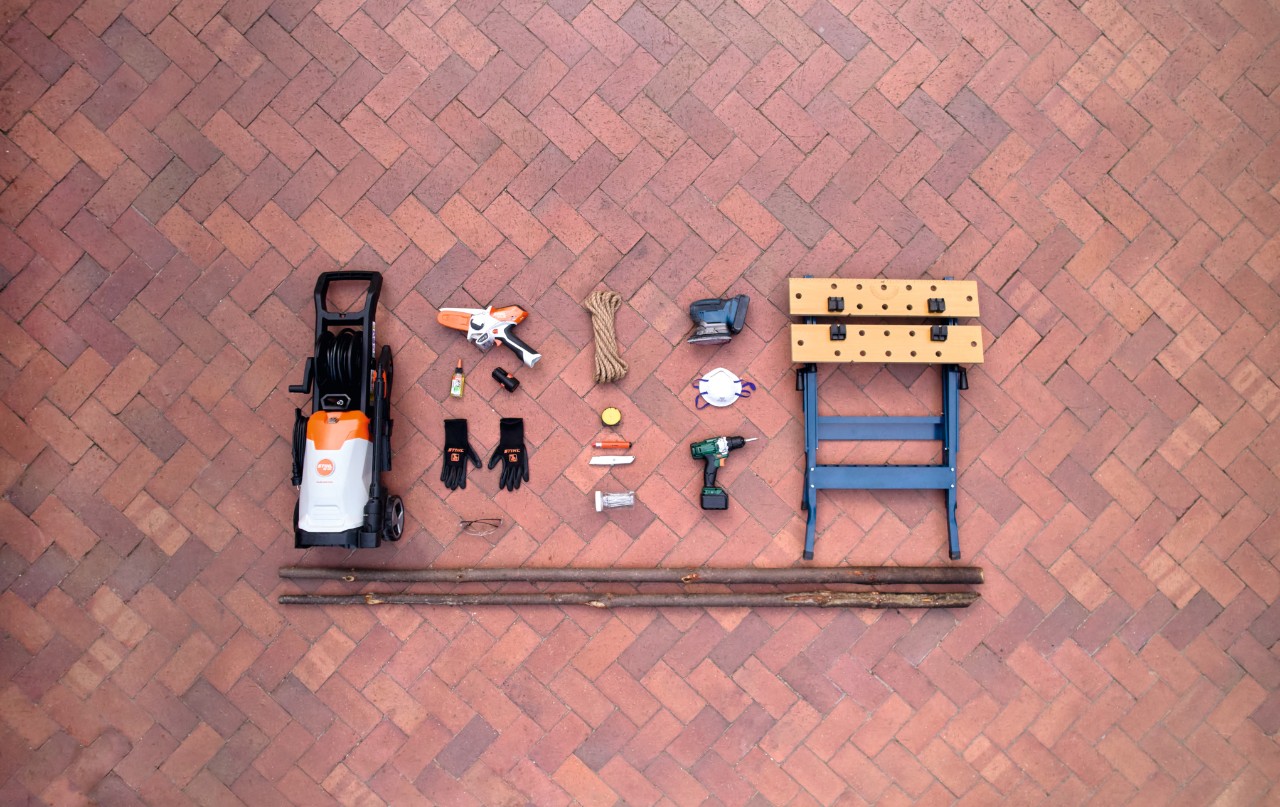 Material y herramientas para construir un perchero, por ejemplo, la hidrolimpiadora STIHL RE 100 y la herramienta de poda STIHL GTA 26