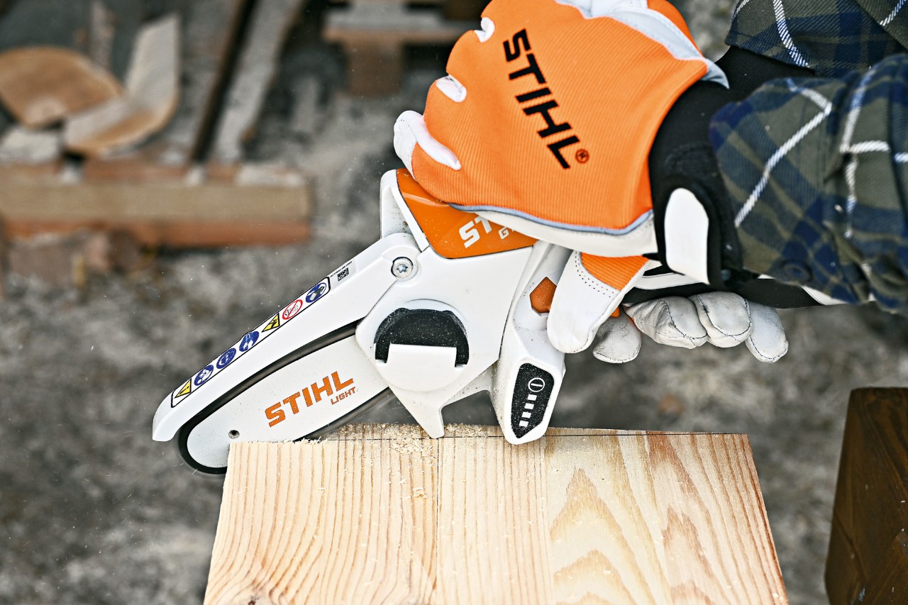La minisierra de batería STIHL GTA 26 se utiliza para cortar bordes en ángulo en los laterales de la caseta.