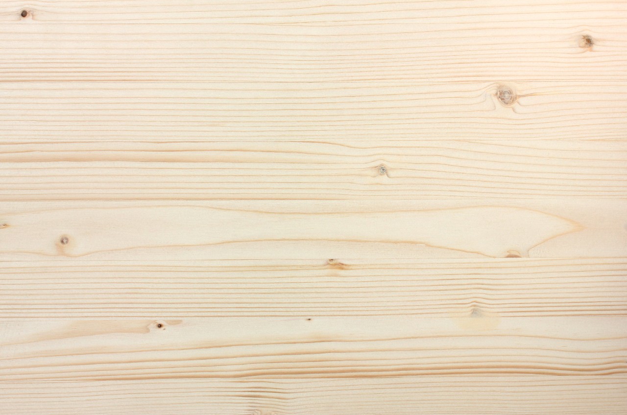 Primer plano de pino granulado para fabricar un banco artesanal de madera.