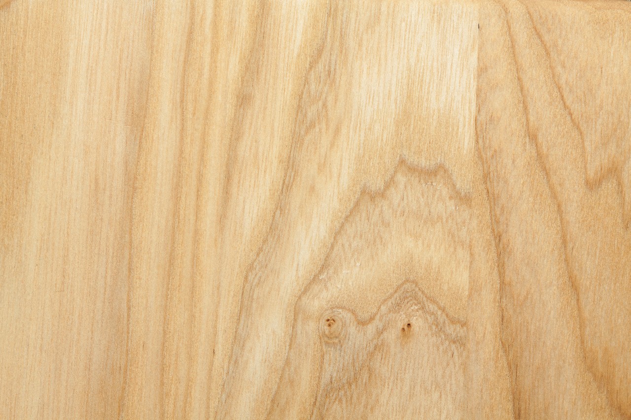 Primer plano de madera de haya granulada para construir un banco para jardín.