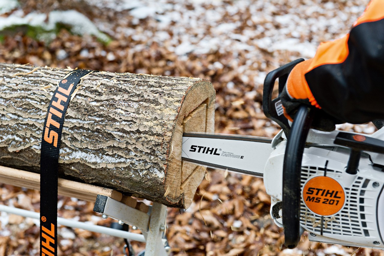 Lámpara artesanal de madera: corte cuadrado en un tronco con una motosierra de gasolina STIHL MS 201 C-M con M-Tronic.