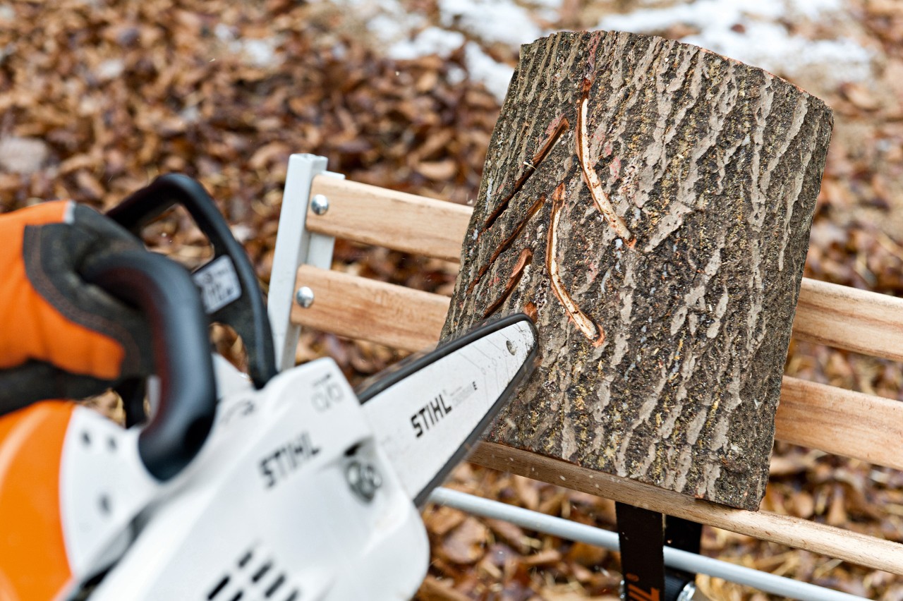 Lámpara artesanal de madera: corte de patrón de pino con una motosierra STIHL MS 201 C-M de gasolina con M-Tronic.