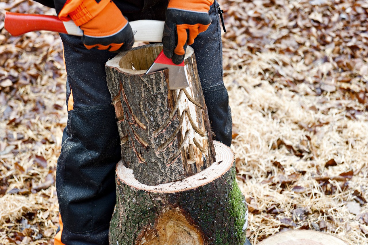 Lámpara de tronco de madera: retirada de la corteza con un hacha de silvicultura STIHL AX 6.