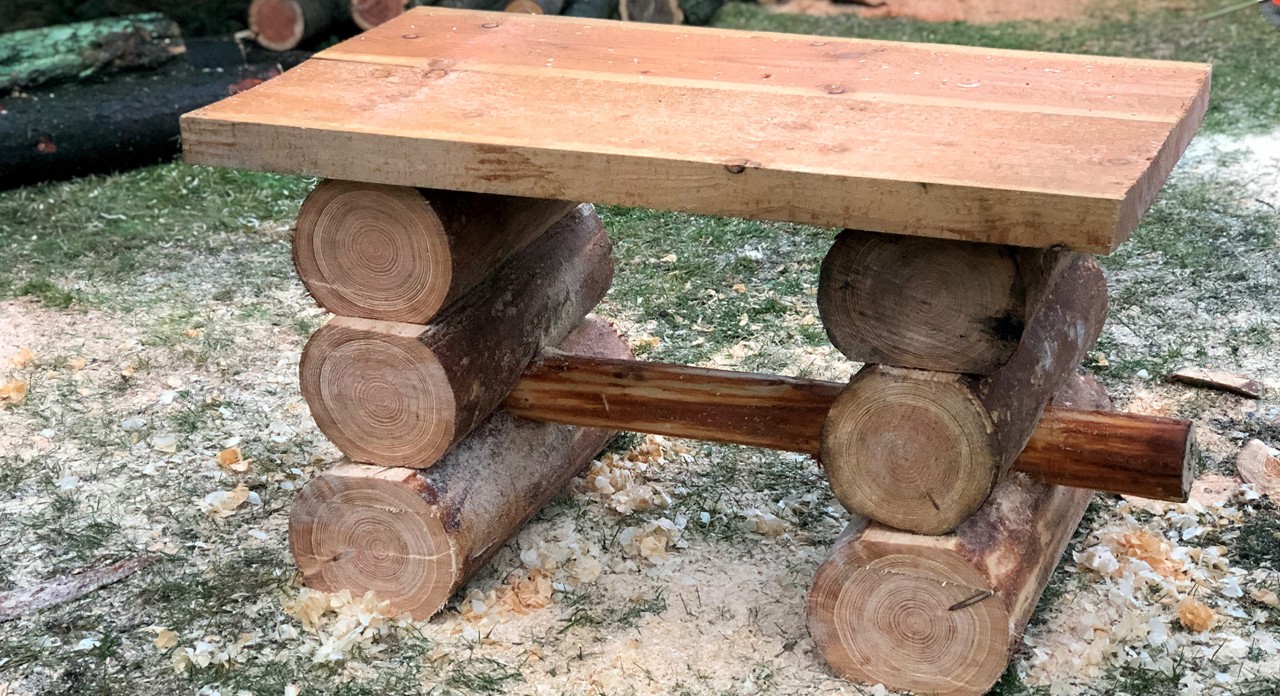 Una mesa exterior DIY sobre el césped.