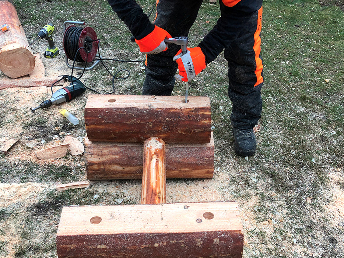 Apilado y atornillado de patas para construir una mesa de madera para jardín; motosierra de gasolina STIHL MS 170.