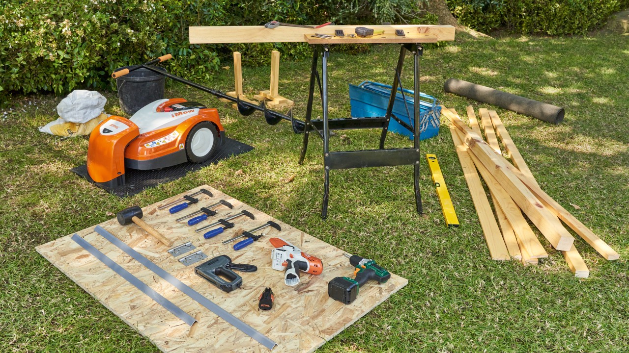 Vista general de las máquinas y los materiales para construir tu propio garaje para el robot cortacésped STIHL iMOW®