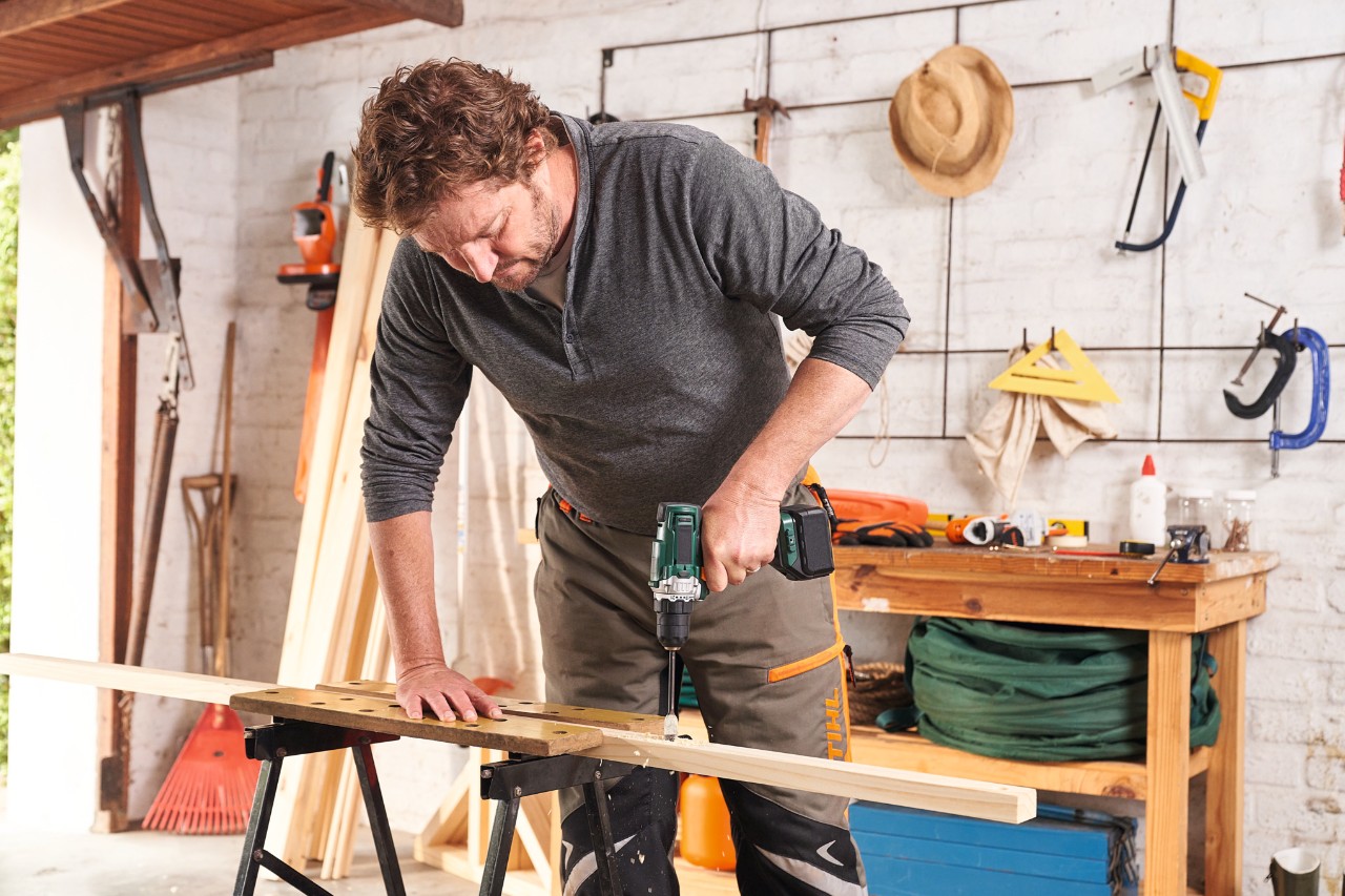 Para construir una pantalla de madera en su garaje, perfora agujeros en el marco de madera